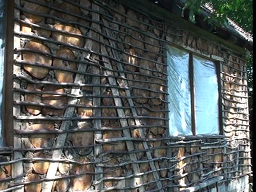 Foto casa din castani (c) eMM.ro